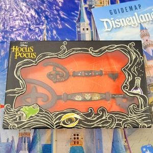DisneyParks HOCUS POCUS Sanderson Sisters & Binx Exclusive Key Set New